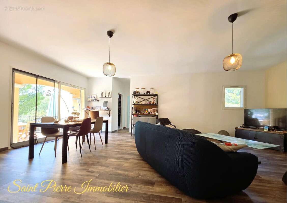 Maison à SAINT-MITRE-LES-REMPARTS