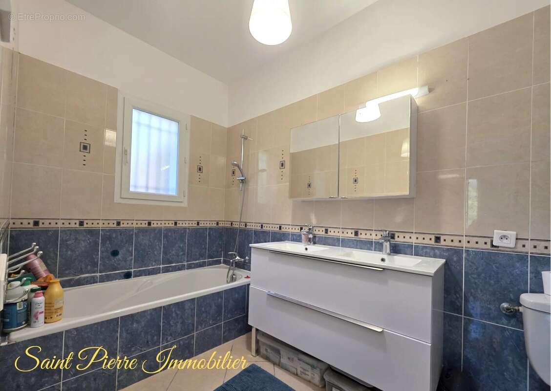 Maison à SAINT-MITRE-LES-REMPARTS