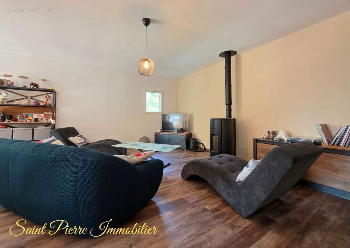 Maison à SAINT-MITRE-LES-REMPARTS