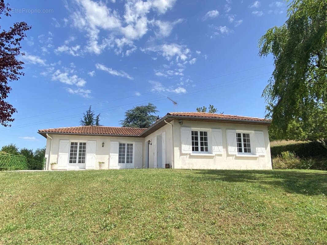 FACADE - Maison à CHALAIS