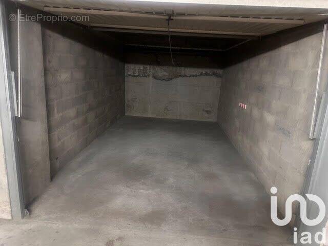 Photo 1 - Parking à VAULX-EN-VELIN