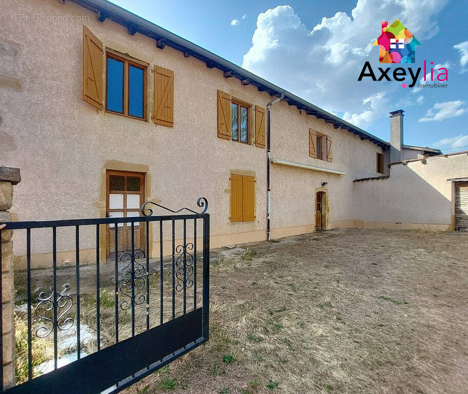 Maison à SAINT-HILAIRE-SOUS-CHARLIEU