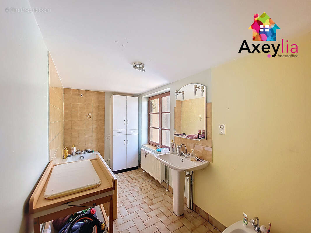 Maison à SAINT-HILAIRE-SOUS-CHARLIEU