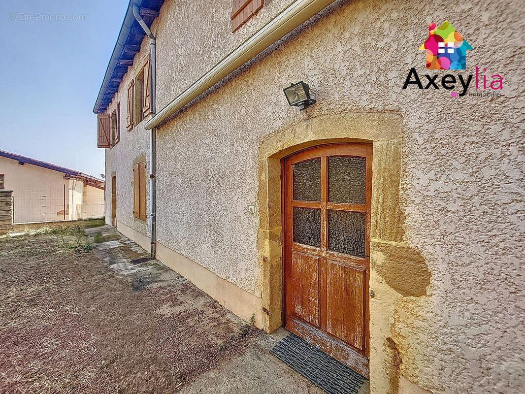 Maison à SAINT-HILAIRE-SOUS-CHARLIEU