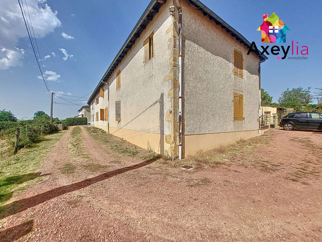 Maison à SAINT-HILAIRE-SOUS-CHARLIEU