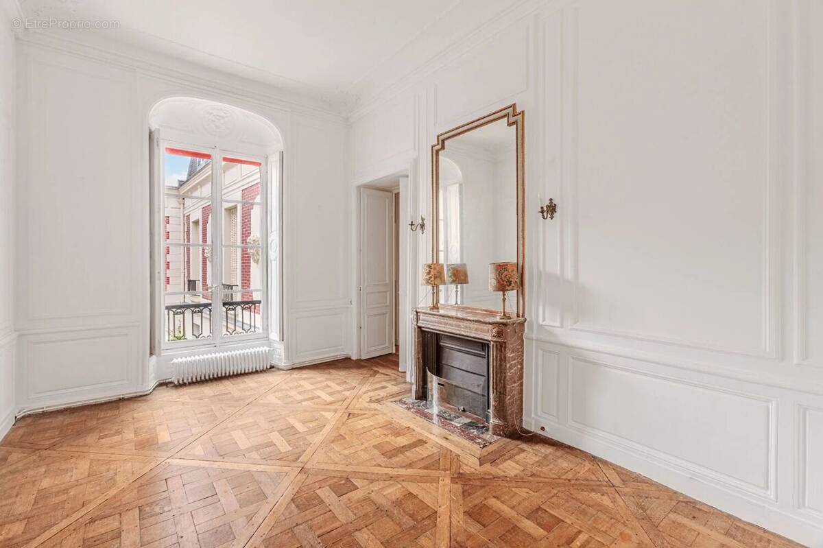 Appartement à PARIS-7E