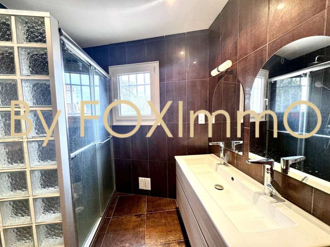 Maison à LA ROQUETTE-SUR-SIAGNE