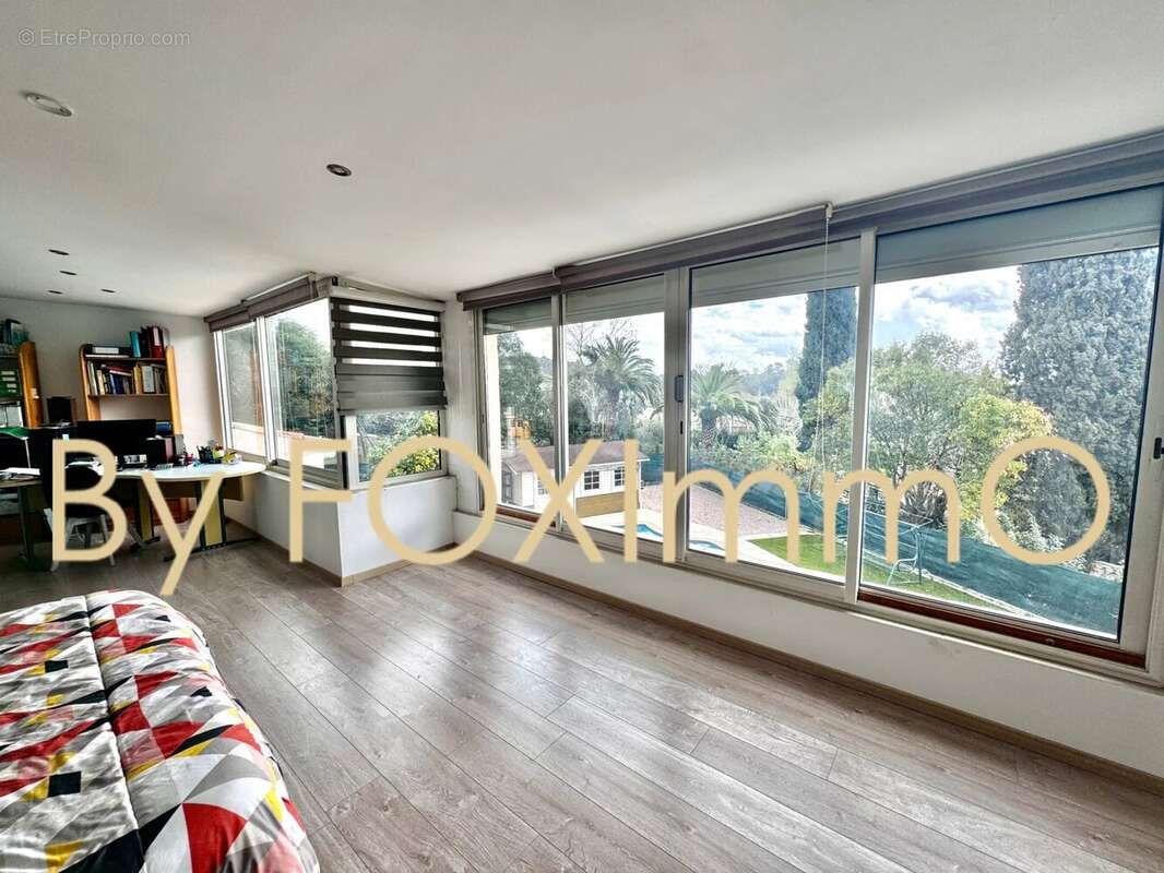 Maison à LA ROQUETTE-SUR-SIAGNE