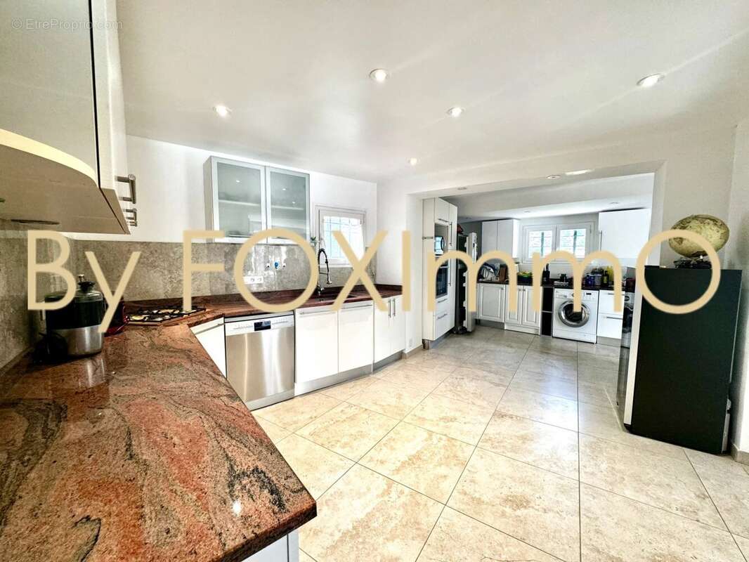 Maison à LA ROQUETTE-SUR-SIAGNE