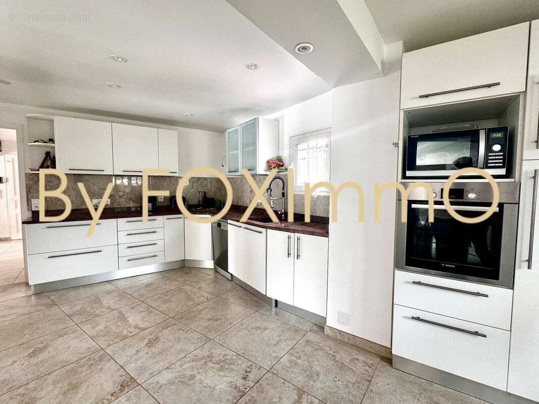 Maison à LA ROQUETTE-SUR-SIAGNE