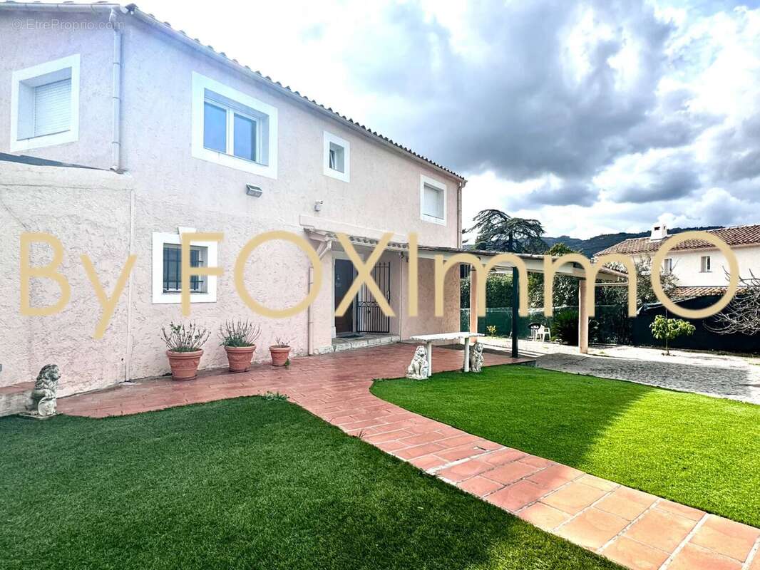 Maison à LA ROQUETTE-SUR-SIAGNE