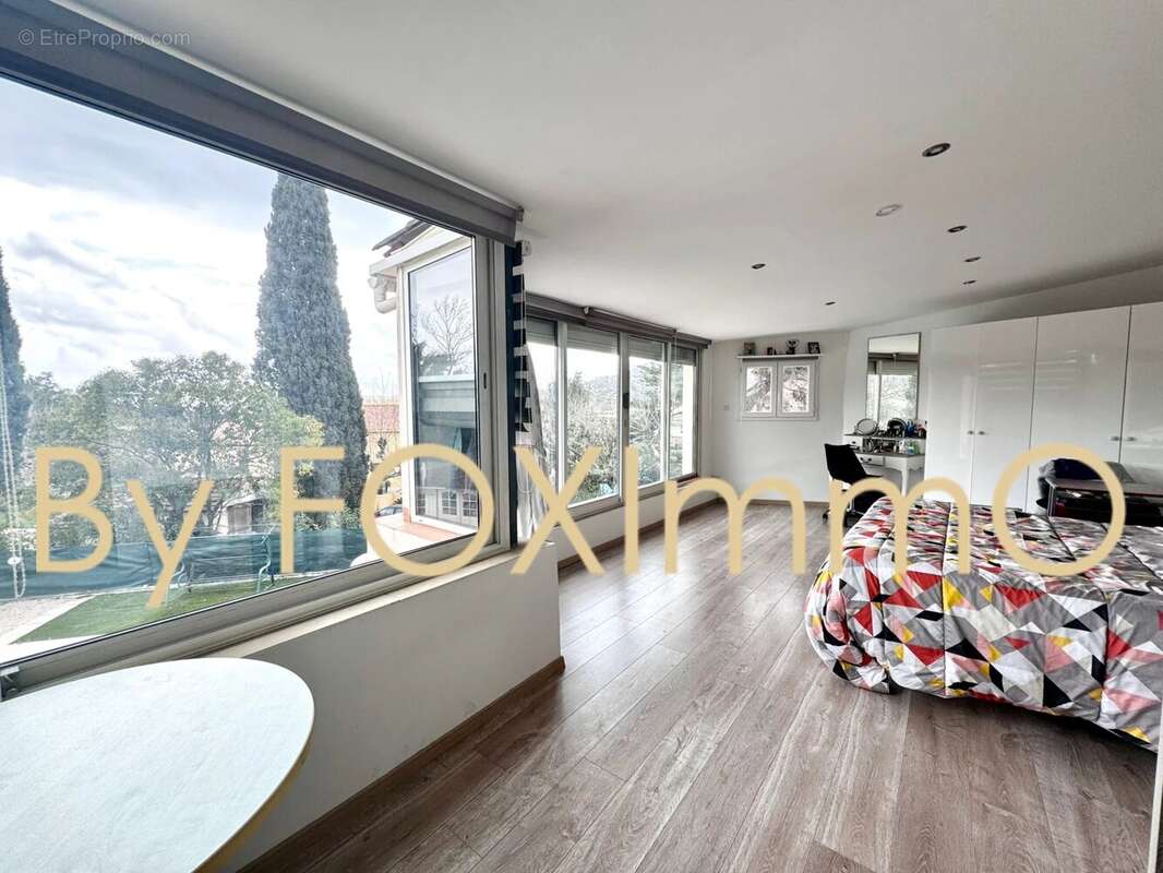 Maison à LA ROQUETTE-SUR-SIAGNE