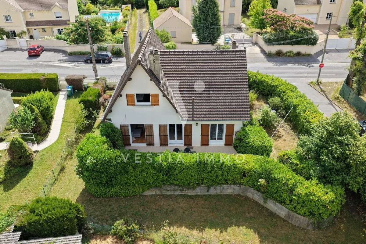 Maison à SAINT-ARNOULT-EN-YVELINES