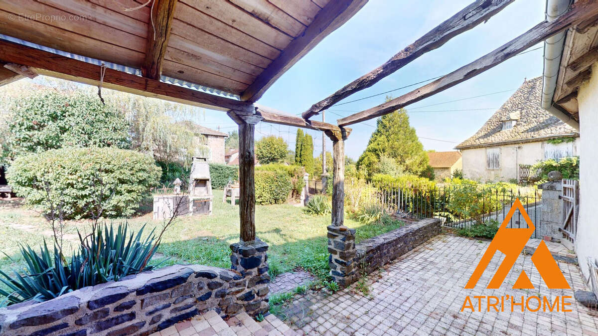 Maison à SAINT-SANTIN-CANTALES