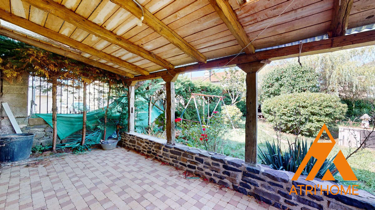 Maison à SAINT-SANTIN-CANTALES