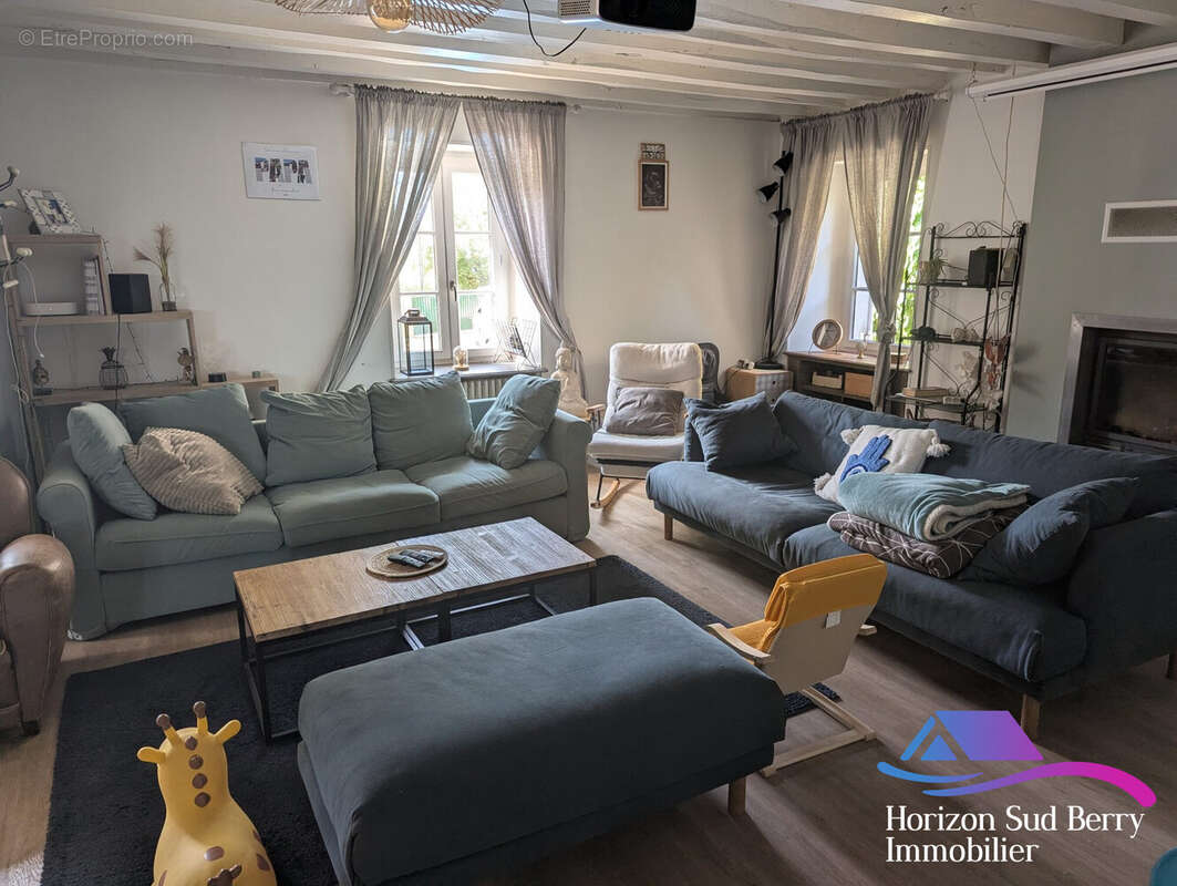 Salon - Maison à MONTIPOURET