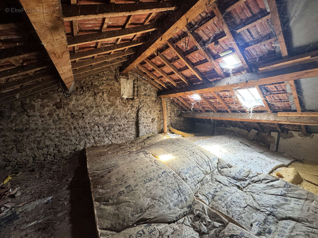 Maison à SAINT-GENES-CHAMPANELLE