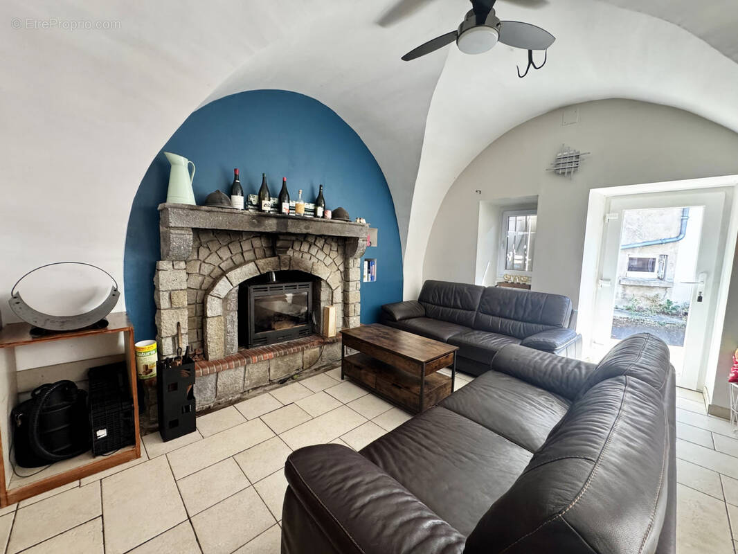 Maison à SAINT-GENES-CHAMPANELLE