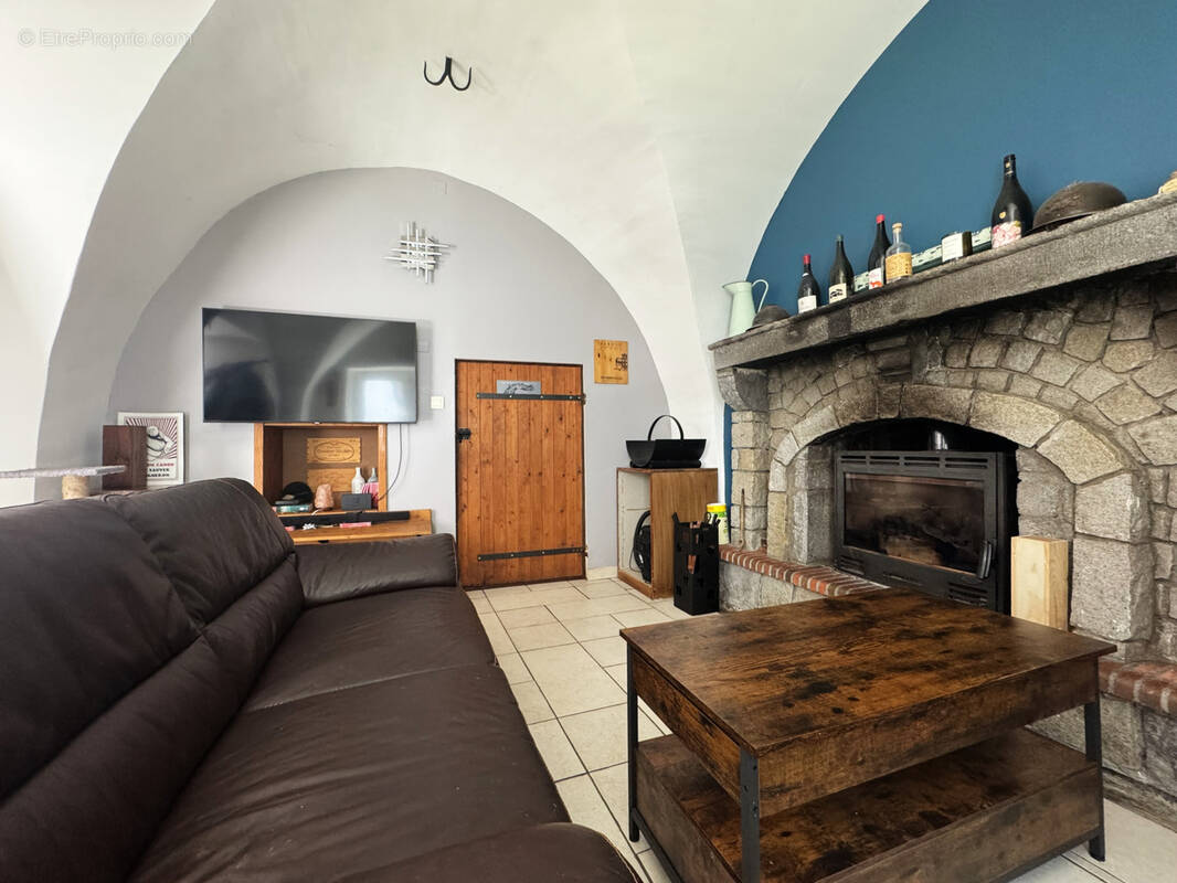 Maison à SAINT-GENES-CHAMPANELLE