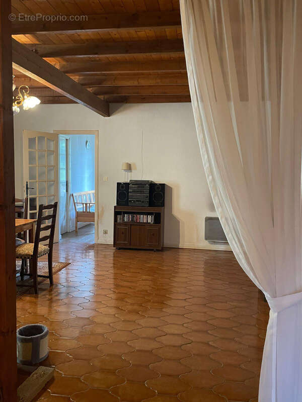 Maison à LA ROQUE-D&#039;ANTHERON