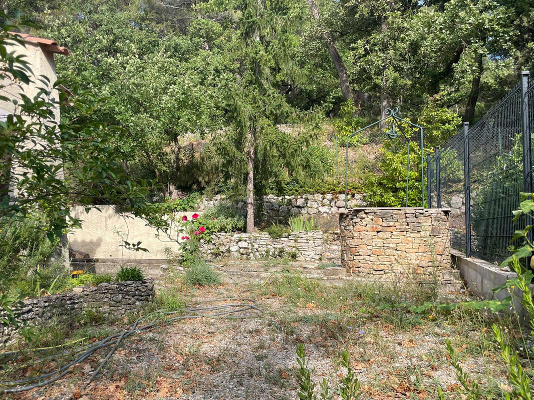 Maison à LA ROQUE-D&#039;ANTHERON