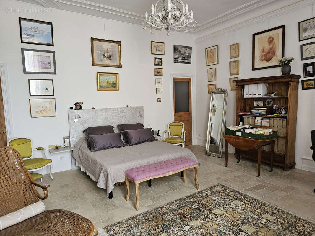 Maison à LA ROQUE-D&#039;ANTHERON