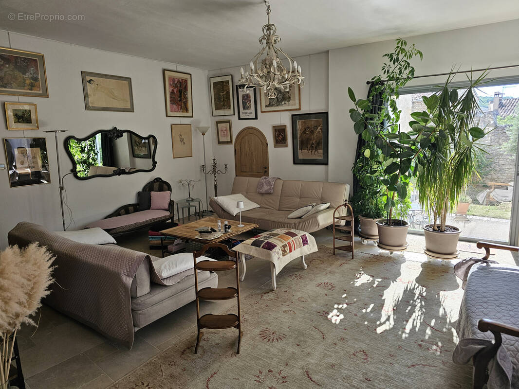 Maison à LA ROQUE-D&#039;ANTHERON