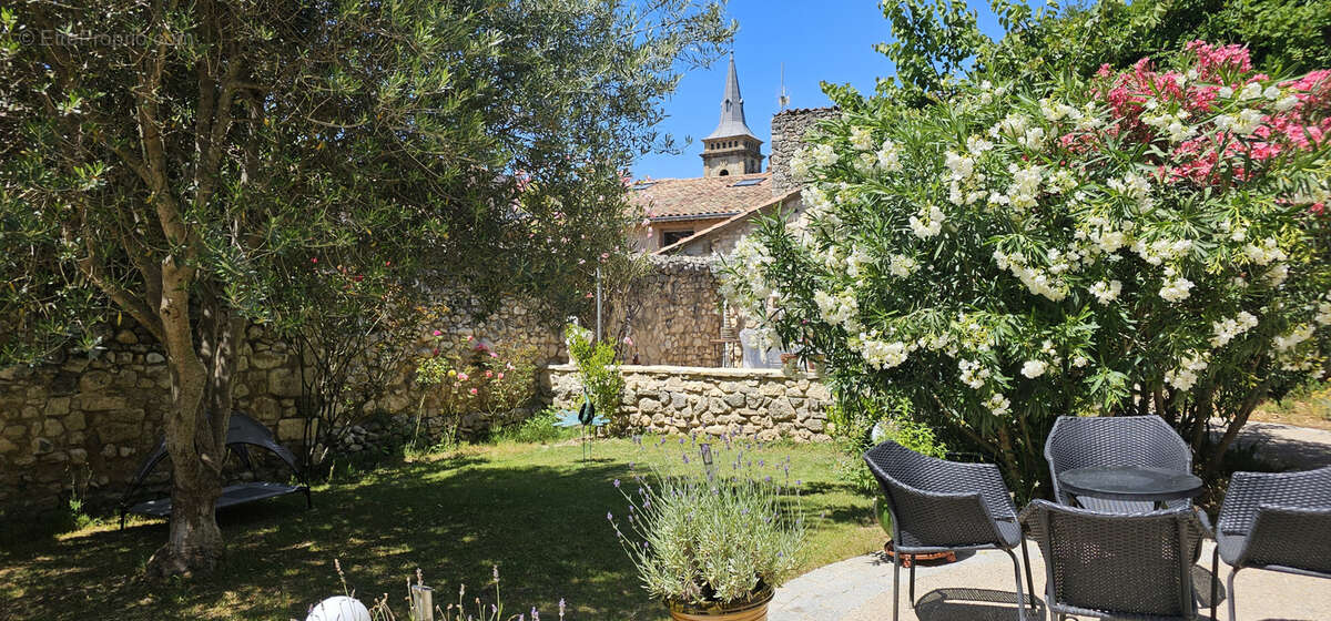 Maison à LA ROQUE-D&#039;ANTHERON