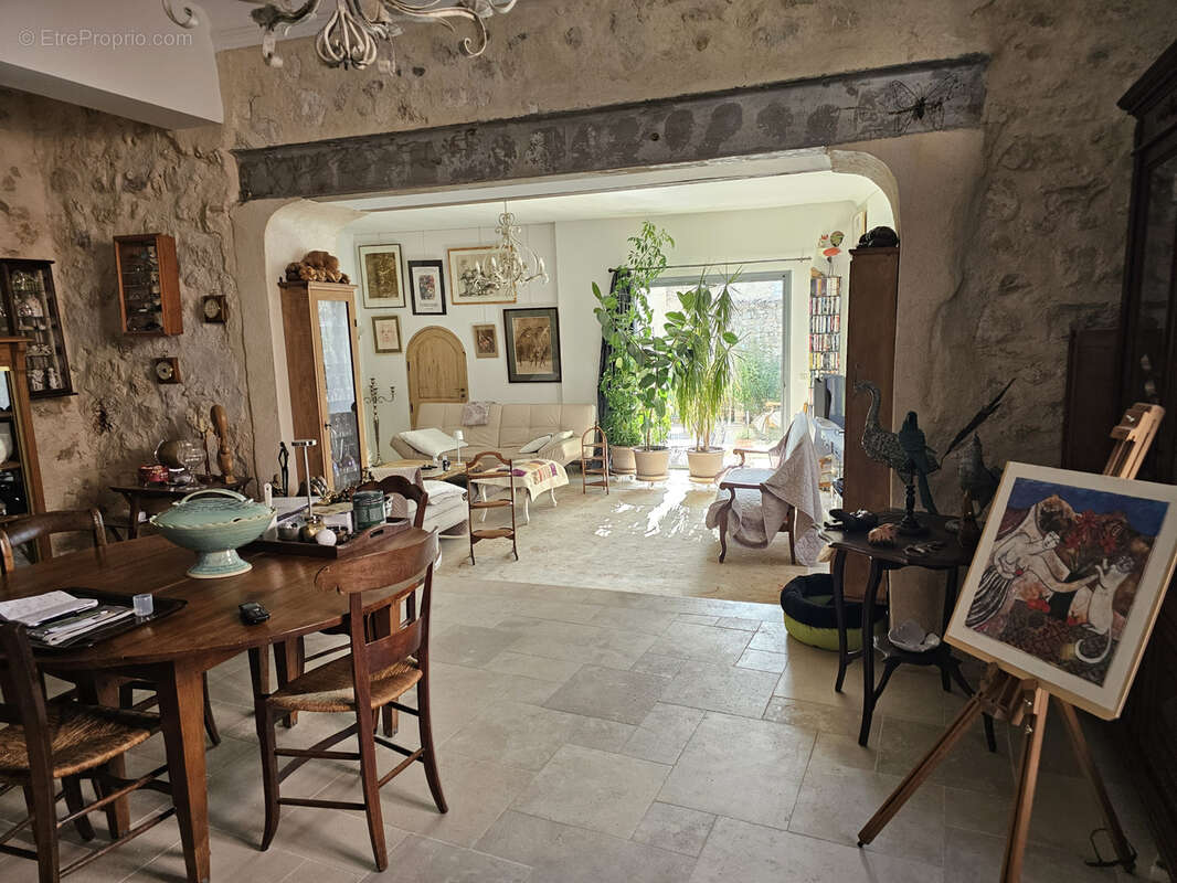 Maison à LA ROQUE-D&#039;ANTHERON