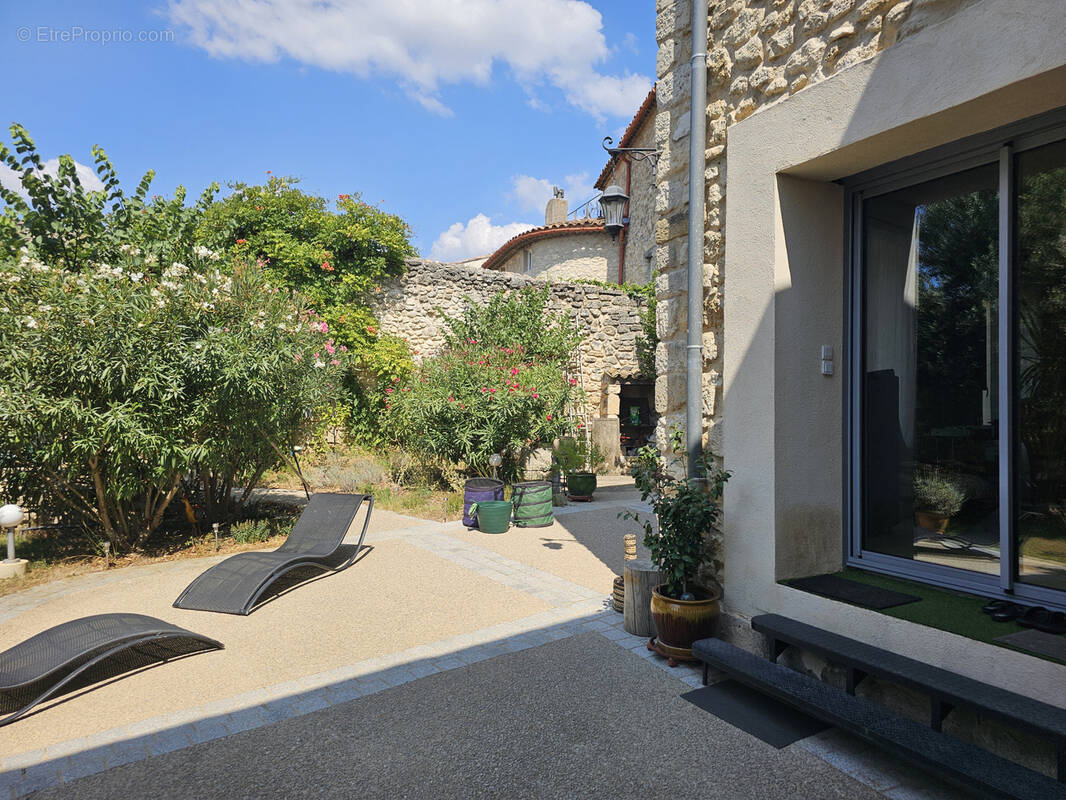 Maison à LA ROQUE-D&#039;ANTHERON