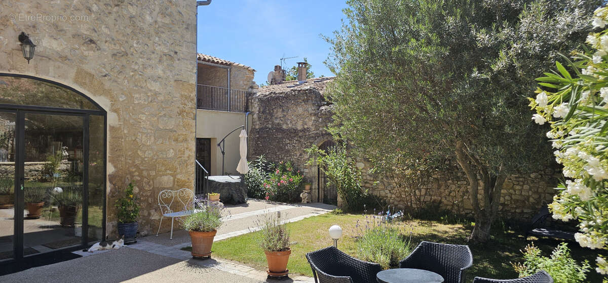 Maison à LA ROQUE-D&#039;ANTHERON