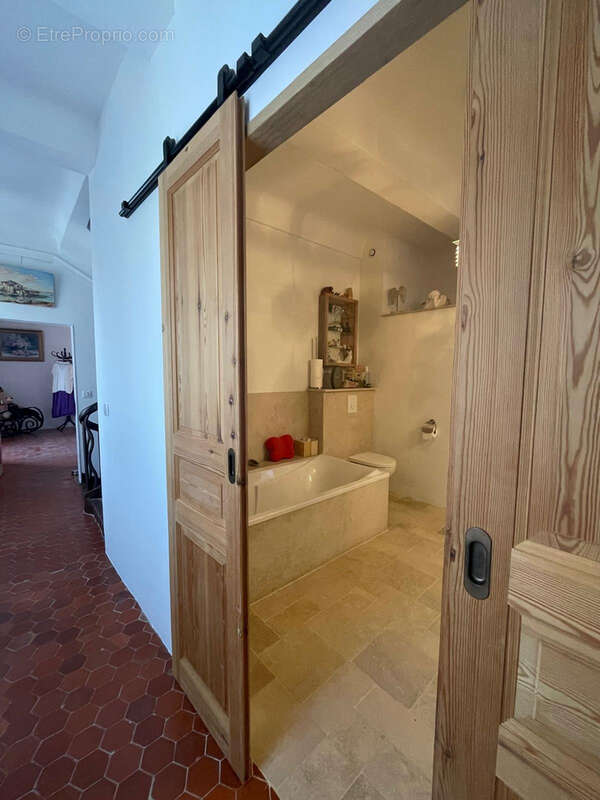 Maison à LA ROQUE-D&#039;ANTHERON