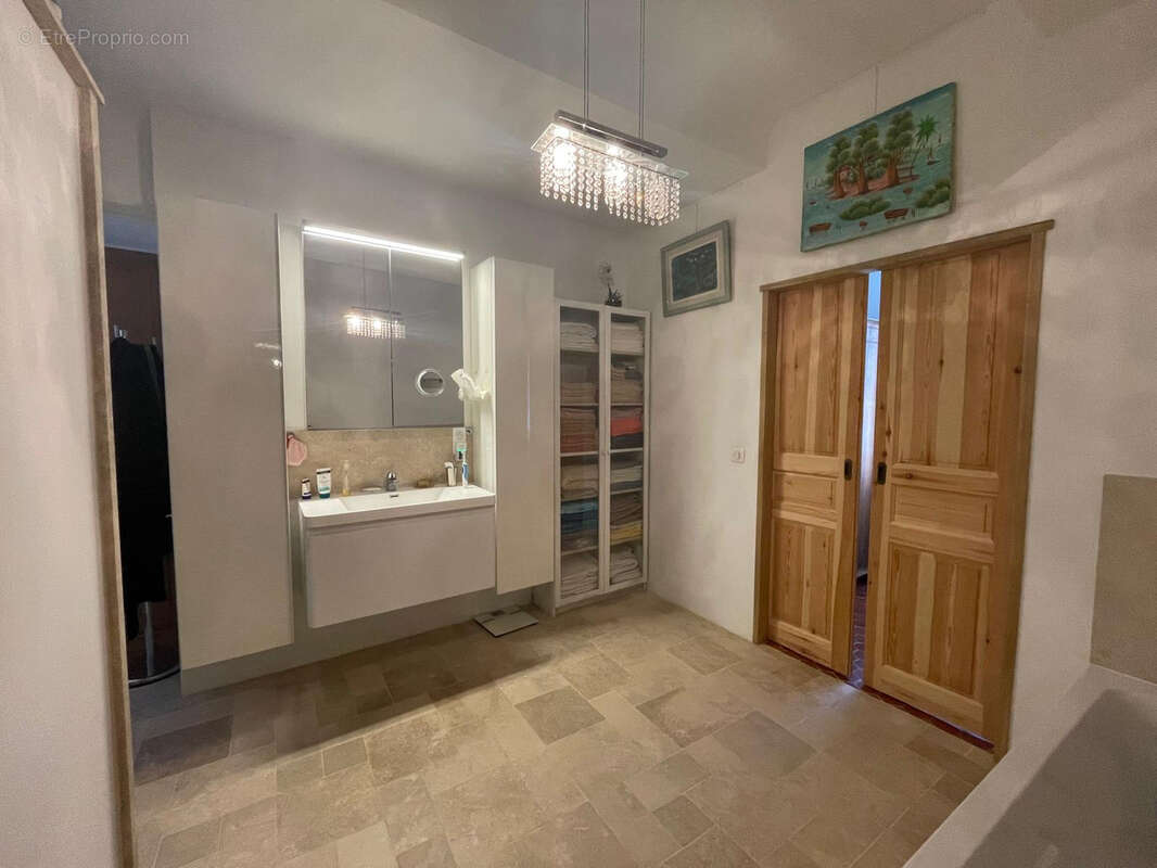 Maison à LA ROQUE-D&#039;ANTHERON