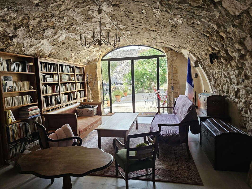 Maison à LA ROQUE-D&#039;ANTHERON