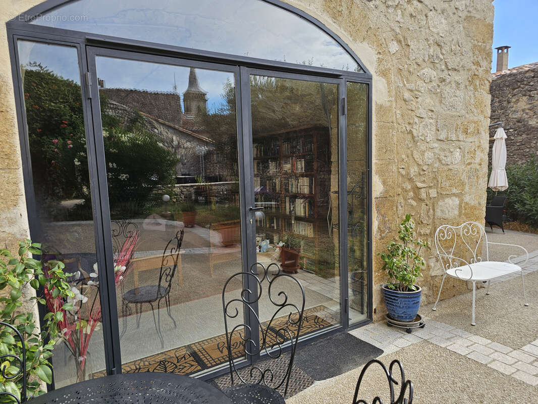 Maison à LA ROQUE-D&#039;ANTHERON