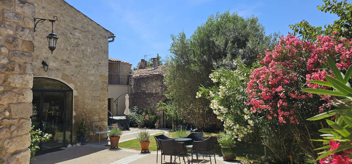 Maison à LA ROQUE-D&#039;ANTHERON