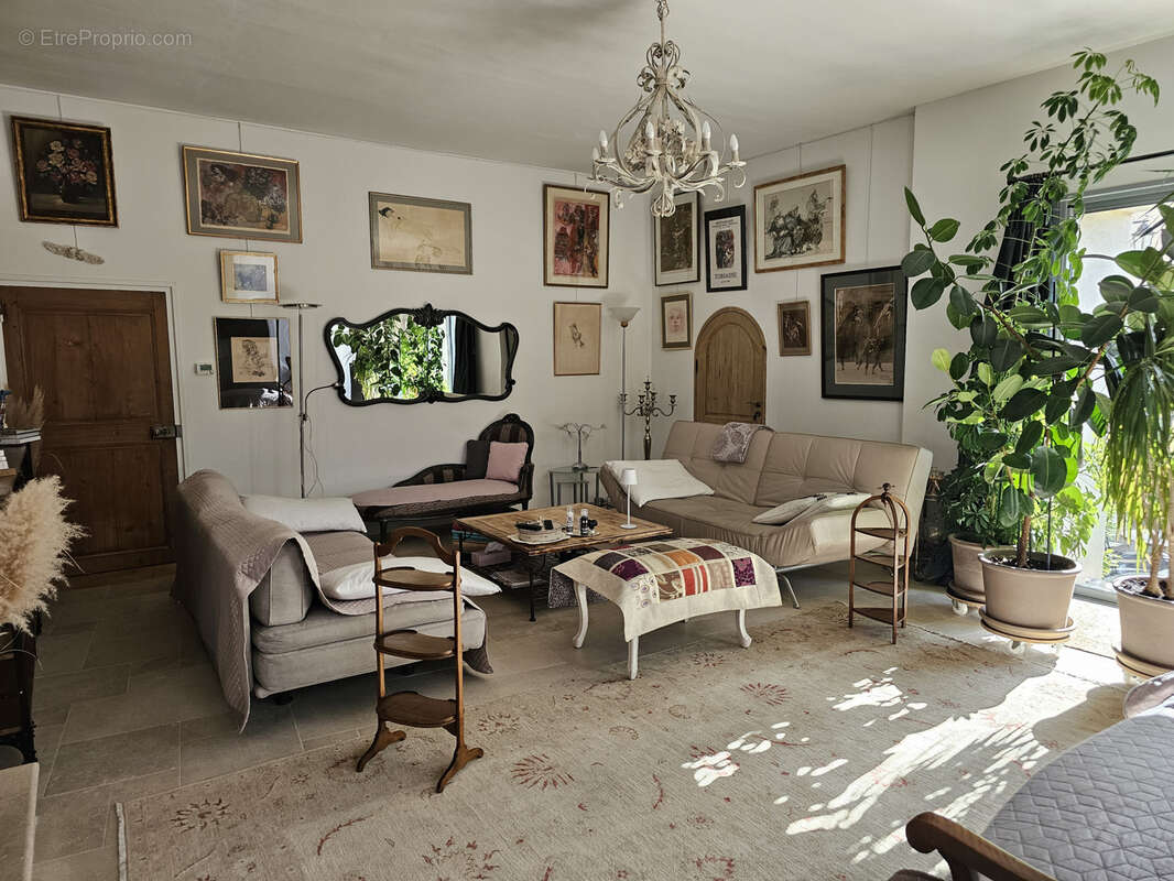 Maison à LA ROQUE-D&#039;ANTHERON