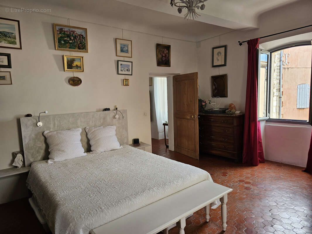 Maison à LA ROQUE-D&#039;ANTHERON