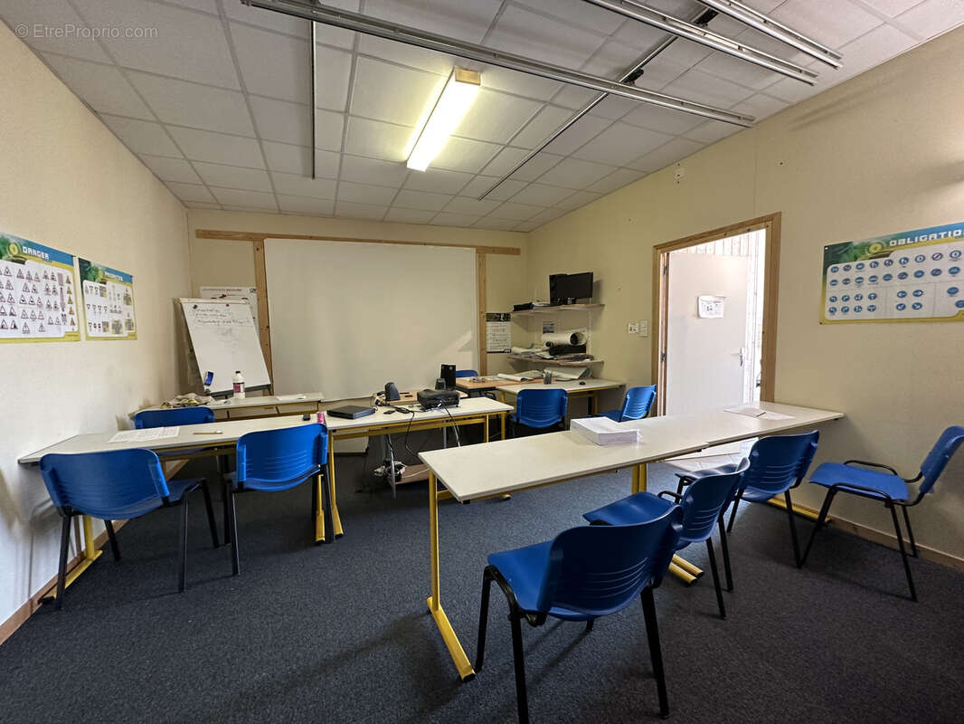 Commerce à MONCE-EN-BELIN