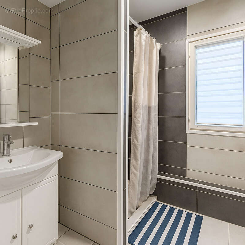 Appartement à PERON