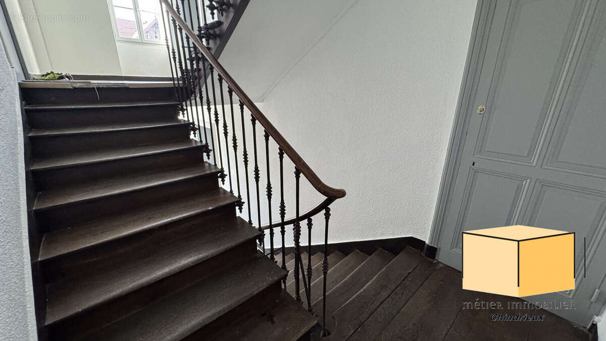 Escalier parties communes - Appartement à SEYSSEL