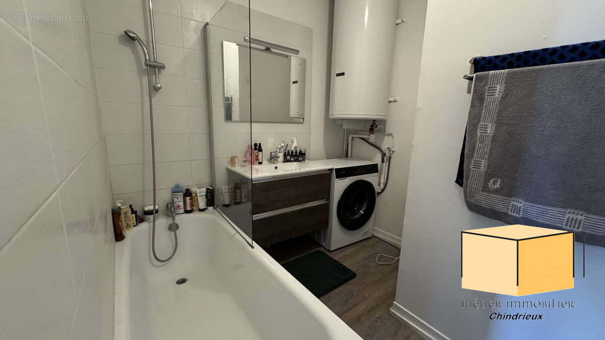 Salle de bains T2 1er étage - Appartement à SEYSSEL