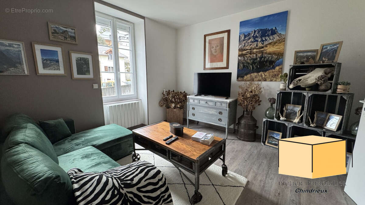 Séjour T2 1er étage - Appartement à SEYSSEL