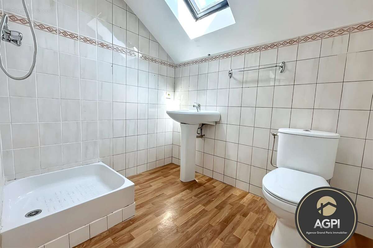 salle d&#039;eau avec wc - Appartement à SACLAY