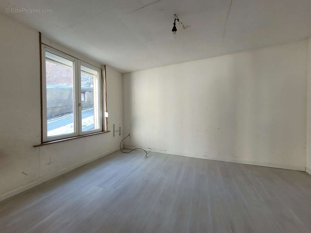 Maison à AVESNES-SUR-HELPE