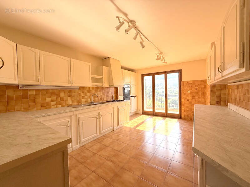 Appartement à EZE