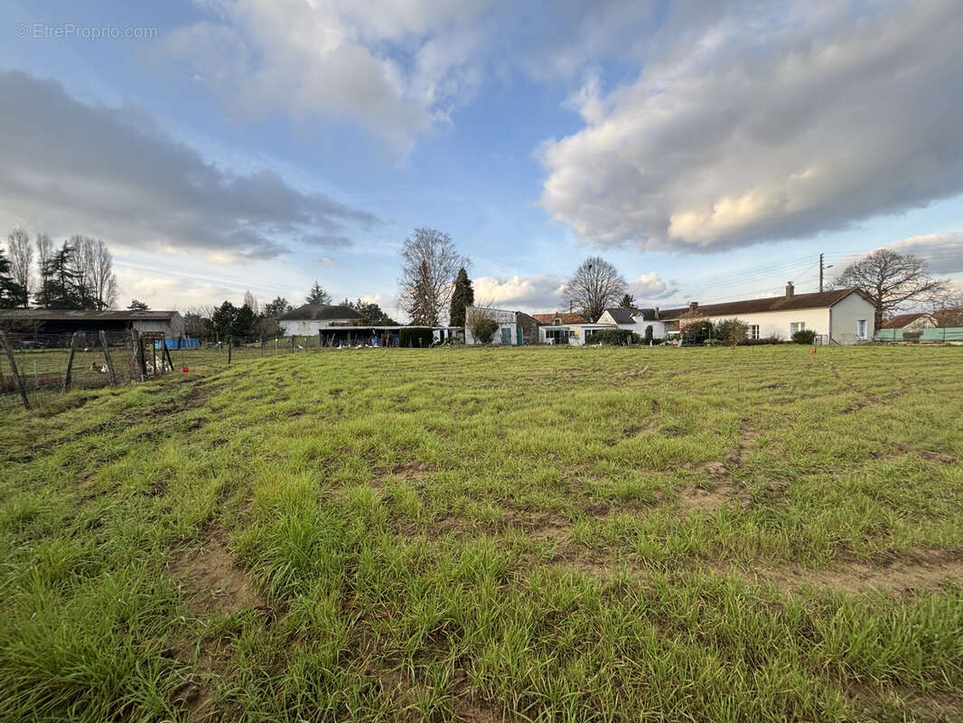 Terrain à LENCLOITRE