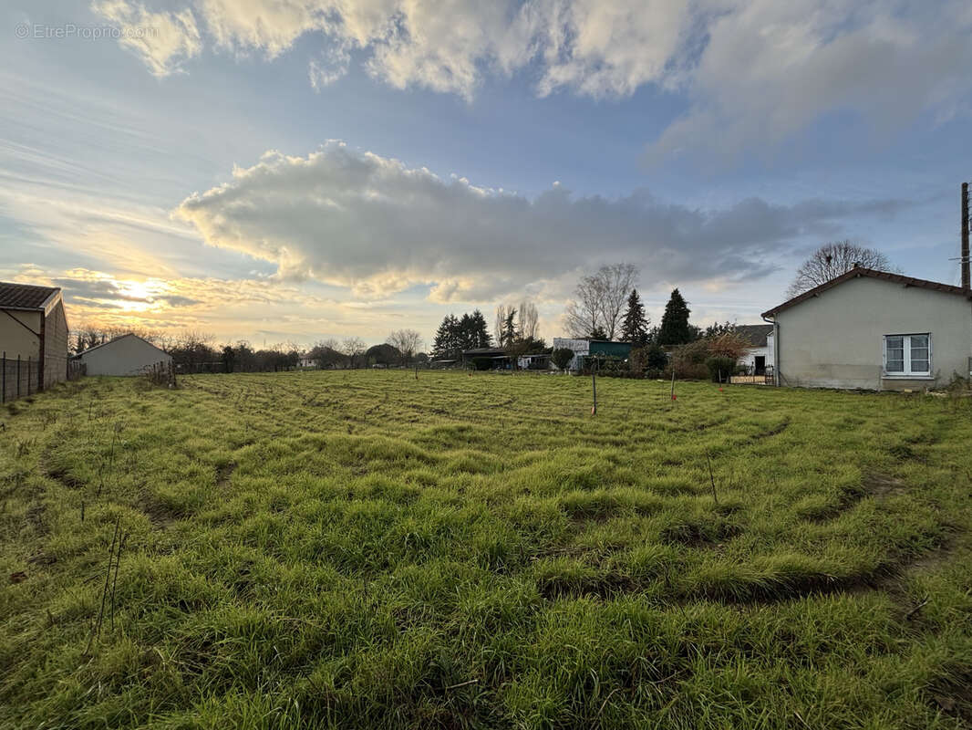 Terrain à LENCLOITRE