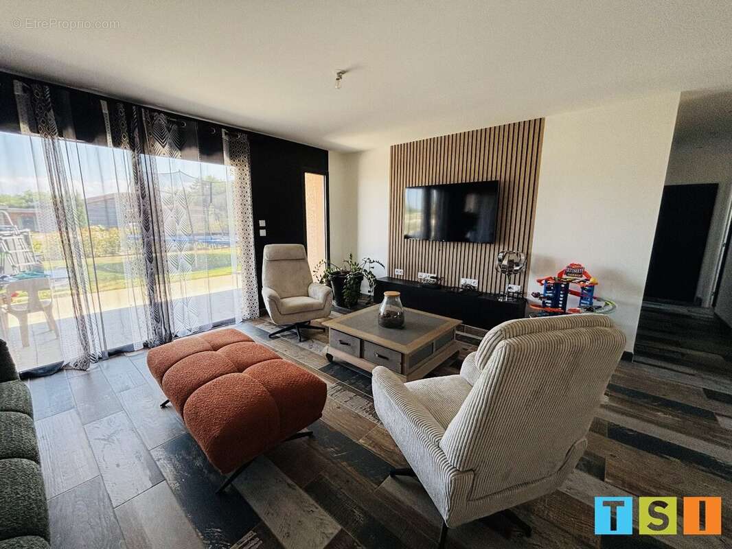 Maison à VILLENEUVE-DE-RIVIERE