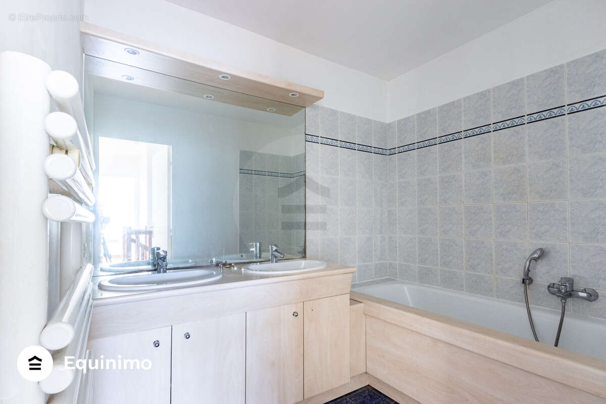 Appartement à COURBEVOIE